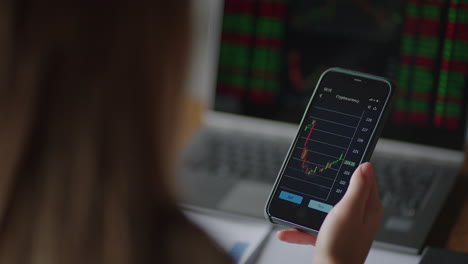 Close-up-smartphone-screen-with-charts-and-data-of-stock-indices-brocket-analyst-looks-at-the-screen