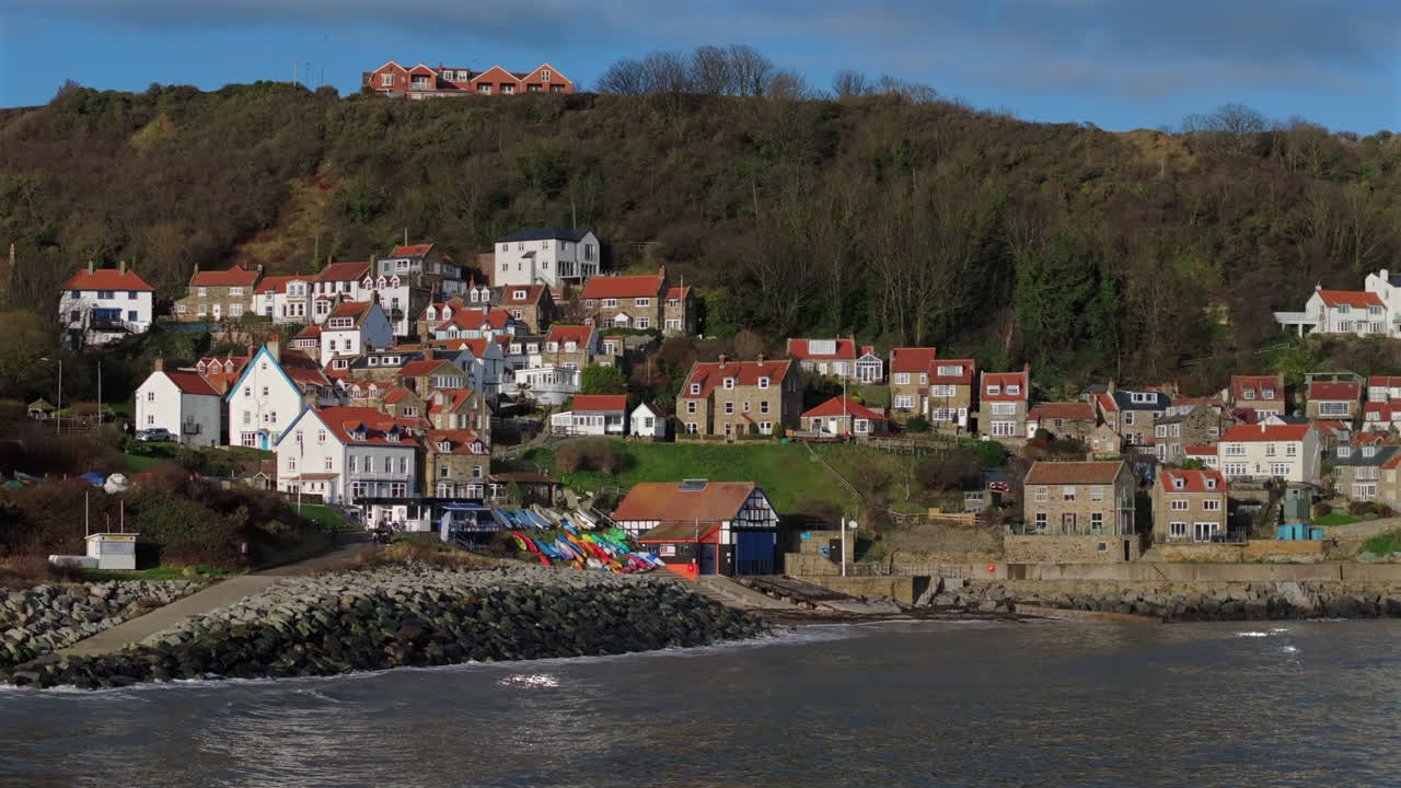 Terugtrekkend overzichtsdroneshot van het kustdorp Runswick Bay (VK)