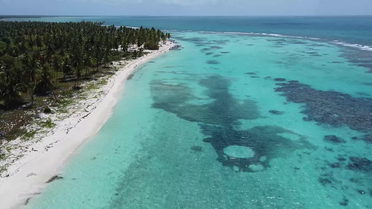 Incredibile immagine aerea con drone della spiaggia di mare