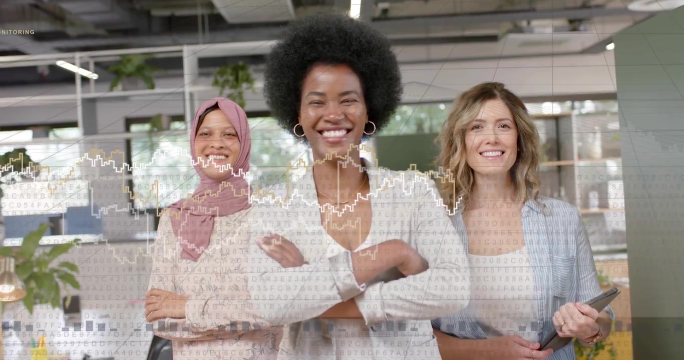 Equipe de mulheres em pé em um escritório aberto, reagindo a uma sobreposição de gráfico em ascensão, sorrindo com o crescimento dos negócios