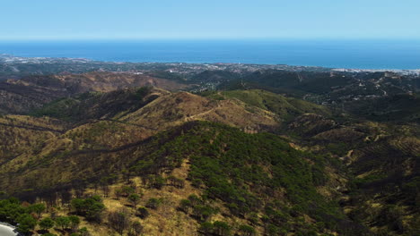 un avión no tripulado sobre las crestas de la costa montañosa cerca de estepona, españa