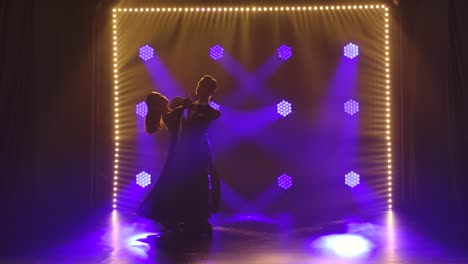 silueta de bailarines de salón en el escenario