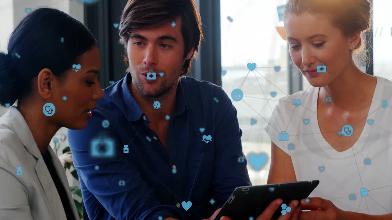 ejecutivos de negocios están discutiendo sobre una tableta digital en la oficina