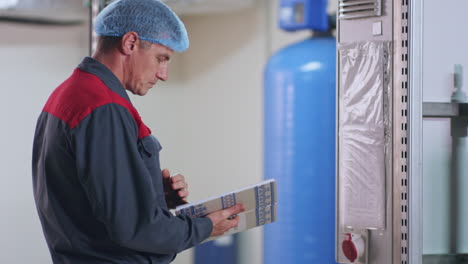 ingeniero de fábrica escribiendo notas diario de la industria sistema de purificación de agua