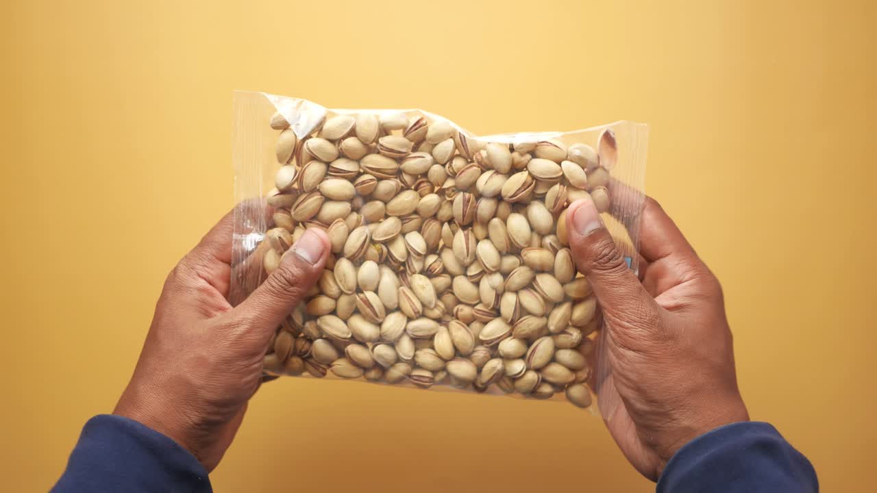 피스타치오 가방 을 들고 있는 손 의 클로즈업