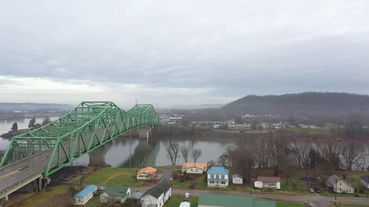 puente y río ohio subiendo antena