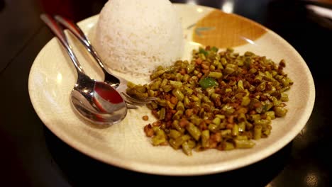 arroz y verduras fritas con utensilios