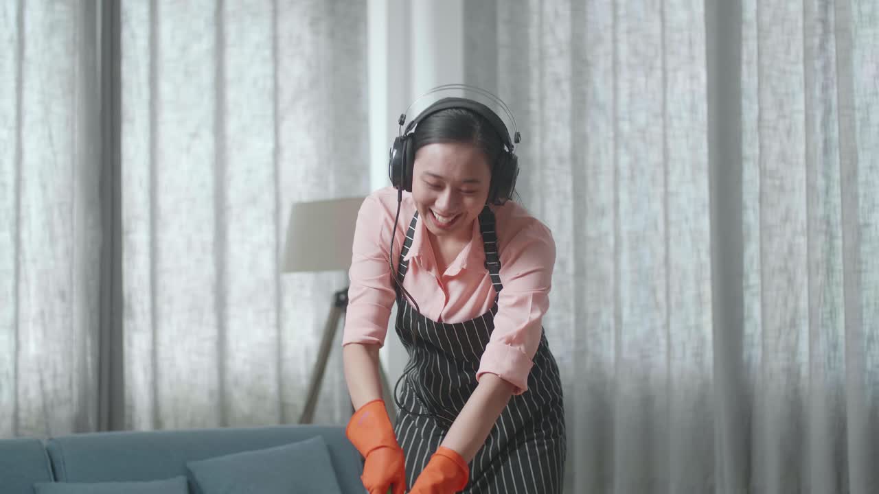 행복한 여자 청소