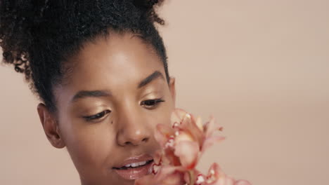 Retrato-De-Belleza-Hermosa-Mujer-Afroamericana-Posando-Juguetonamente-Con-Flor-De-Orquídea-Tocando-Una-Piel-Sana-Disfrutando-De-Una-Suave-Fragancia-De-Esencia-Natural-Concepto-De-Cuidado-De-La-Piel