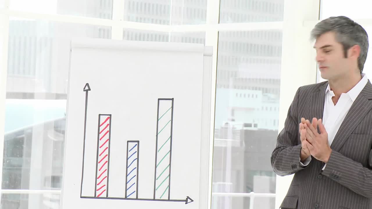 gerente caucásico que presenta las estadísticas