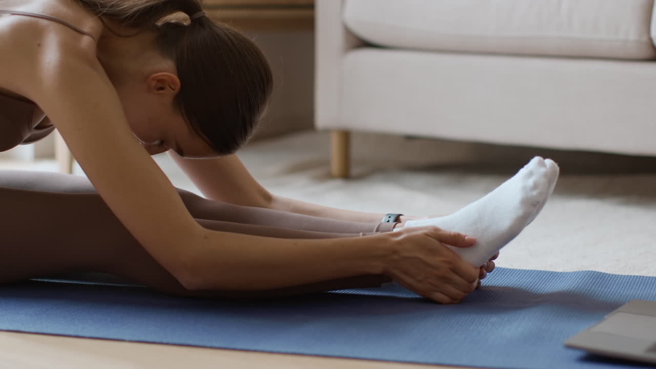 mujer estirándose en casa