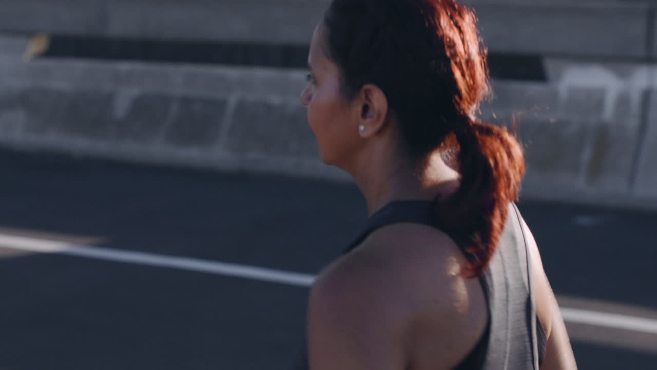 fitness, ciudad y mujer corriendo en la calle