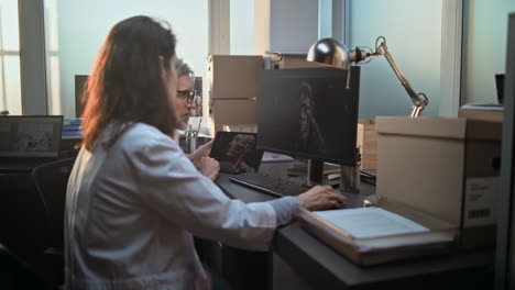 profesionales médicos que revisan una imagen