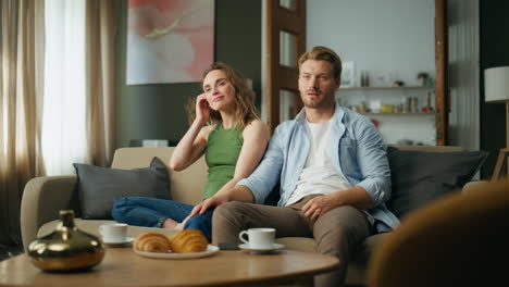 Compañeros-Escalofriantes-Descansando-En-El-Sofá-En-Una-Casa-Acogedora.-Hombre-Mujer-Positiva-Viendo-La-Película