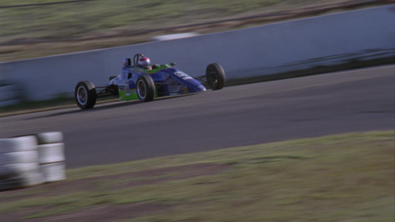 フォーミュラカーがサーキットを走る 10