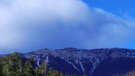 hermosas nubes de montaña en el lapso de tiempo de invierno