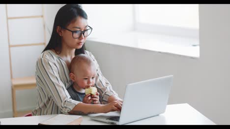 mamá trabajando con el bebé