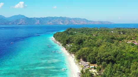 Paradiesische-Tropische-Insel-Mit-üppiger-Vegetation-Und-Weißem-Sandstrand,-Der-Vom-Türkisblauen-Meer-In-Gili,-Indonesien,-Umspült-Wird