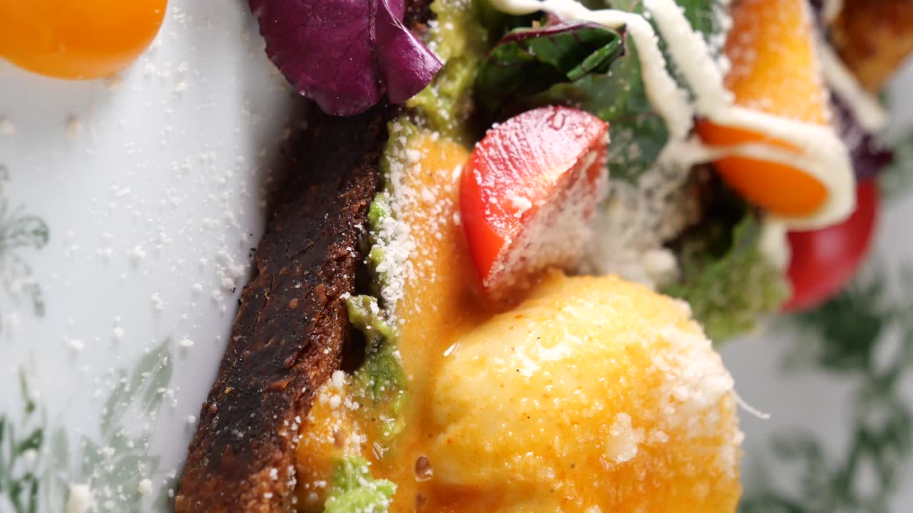 아보카도 토스트 와 포시 된 달 과 채소