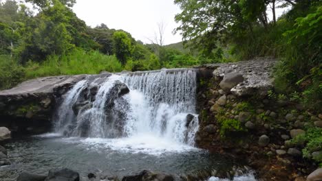 Cascada-Y-Estanque-Del-Río-Wailuku-En-Happy-Valley,-Maui,-Hawai.