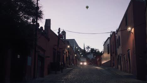 Eine-Straße-In-San-Miguel-De-Allende-2-Entlanggehen