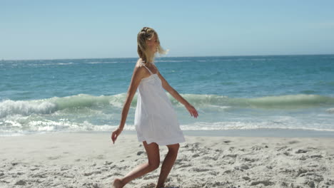 Mujer-Saltando-En-La-Playa