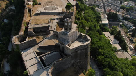 Drone-Shot-4k-Del-Reloj-Del-Castillo-De-Gjirokastrael-Castillo-De-Gjirokastra-Es-Un-Castillo-En-Gjirokastra,-Albania