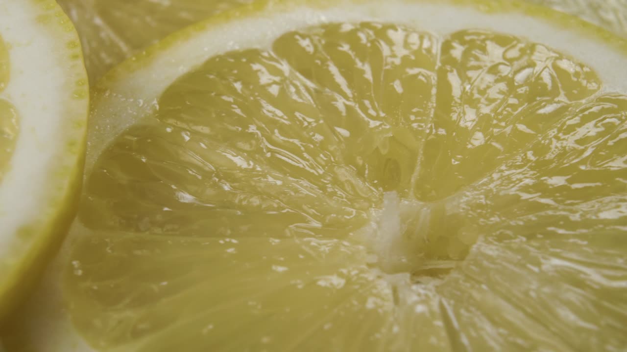 매운 개진 익은 레몬이 근접으로 회전합니다.