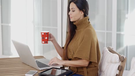 Mujer-Atractiva-Sentada-Escribiendo-En-Una-Computadora-Portátil