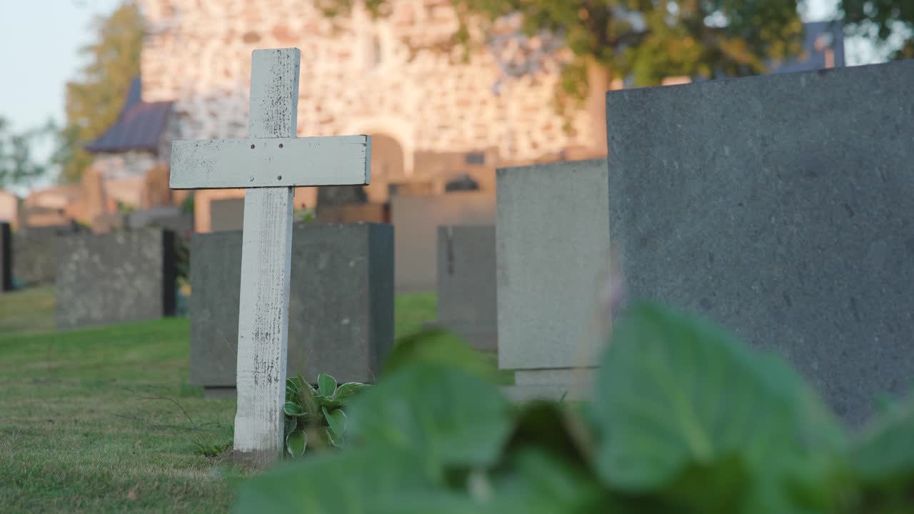 cruz de madera en un cementerio. religión