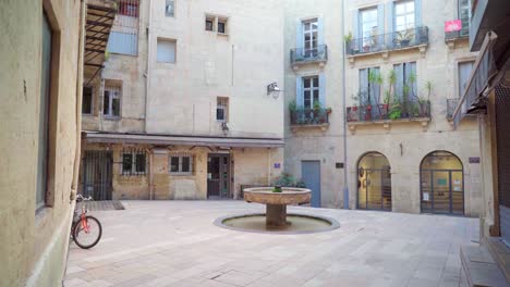 Calles-Vacías-En-El-Pueblo-Rural-Con-Fuentes-Y-Paredes-De-Piedra,-Paisaje-Vacío-De-La-Linda-Plaza-Del-Pueblo-Durante-El-Cierre-Durante-La-Pandemia-Del-Covid-19