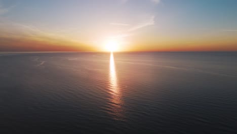 Vista-Aérea-Del-Mar-Báltico-Al-Atardecer,-Jurkalne,-Letonia