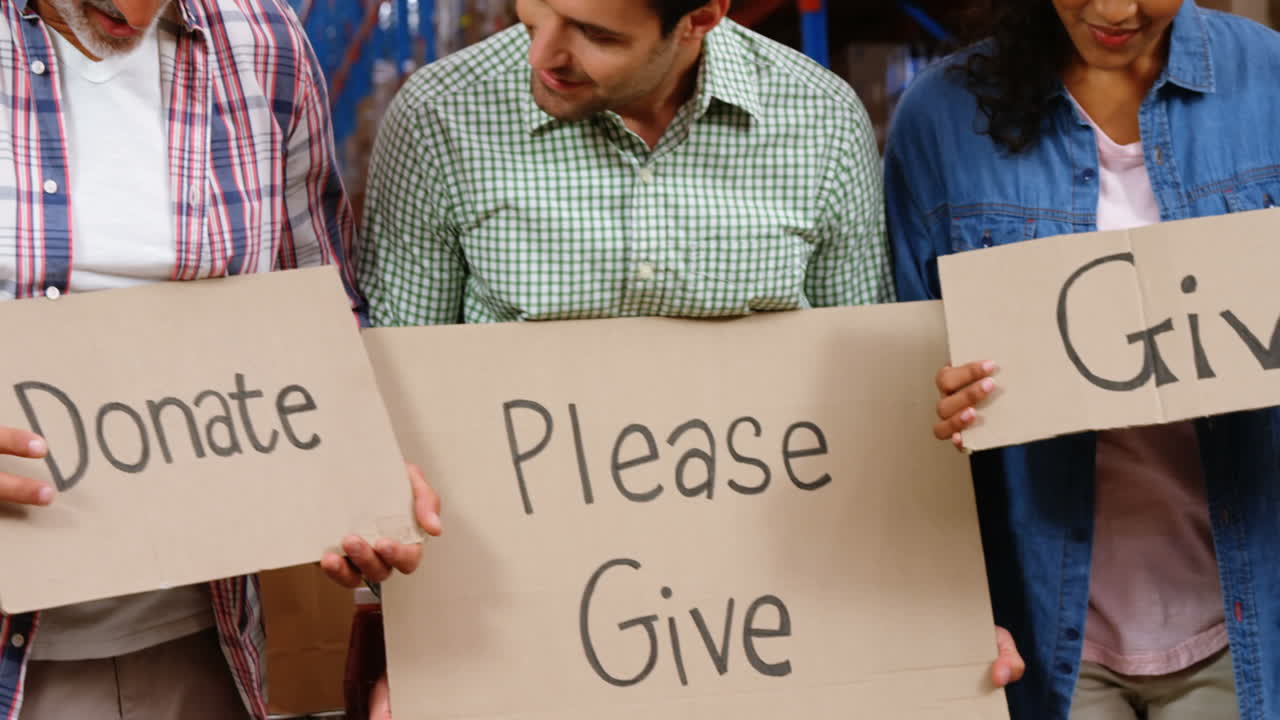 자선 사업 을 하는 창고 노동자