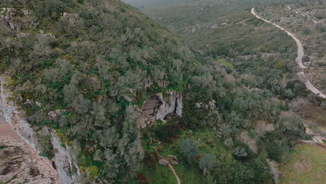 Buracas-Tal-In-Portugal,-Mittlere-Drohnenaufnahme-In-Umgekehrter-Zeitlupe