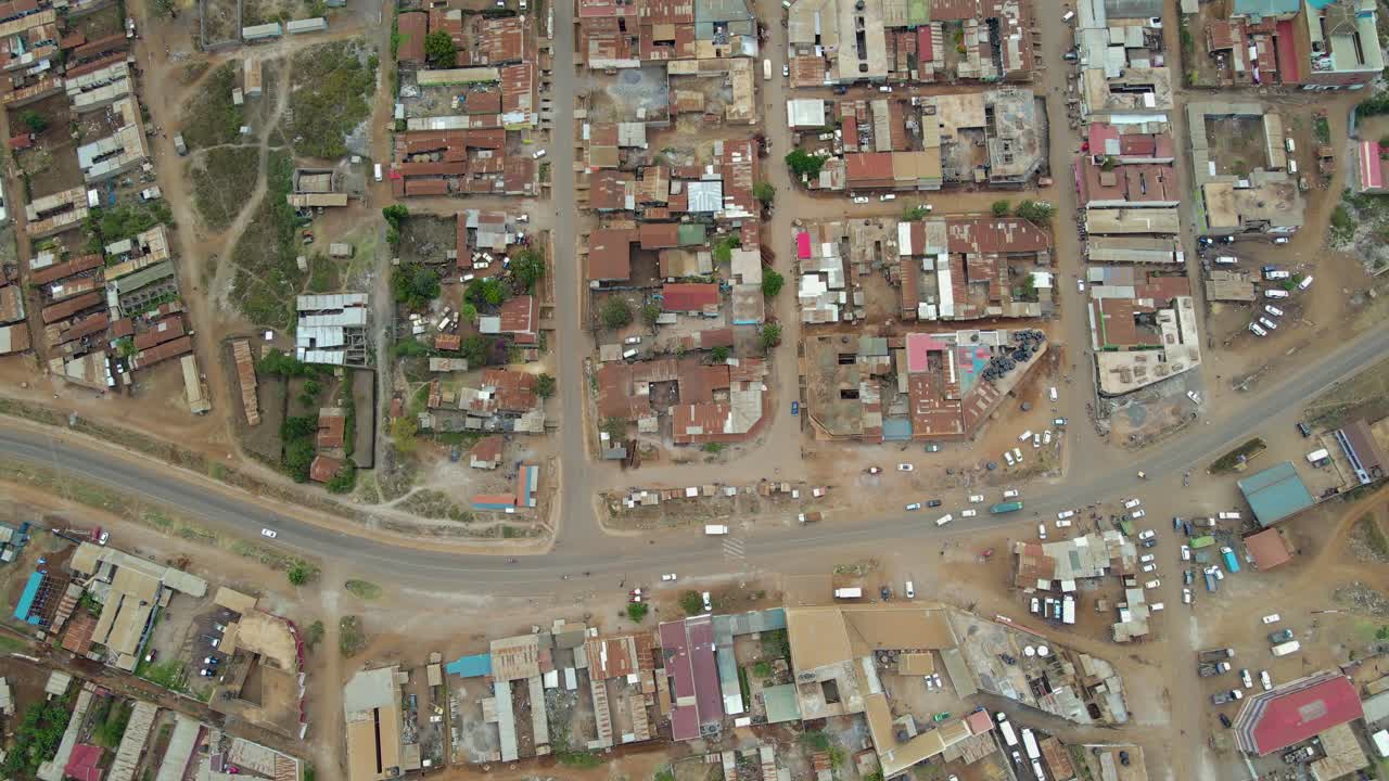 Vista aerea di una città e campi illuminati dal sole, ora d'oro nell'Africa rurale - ripresa in tracking con drone
