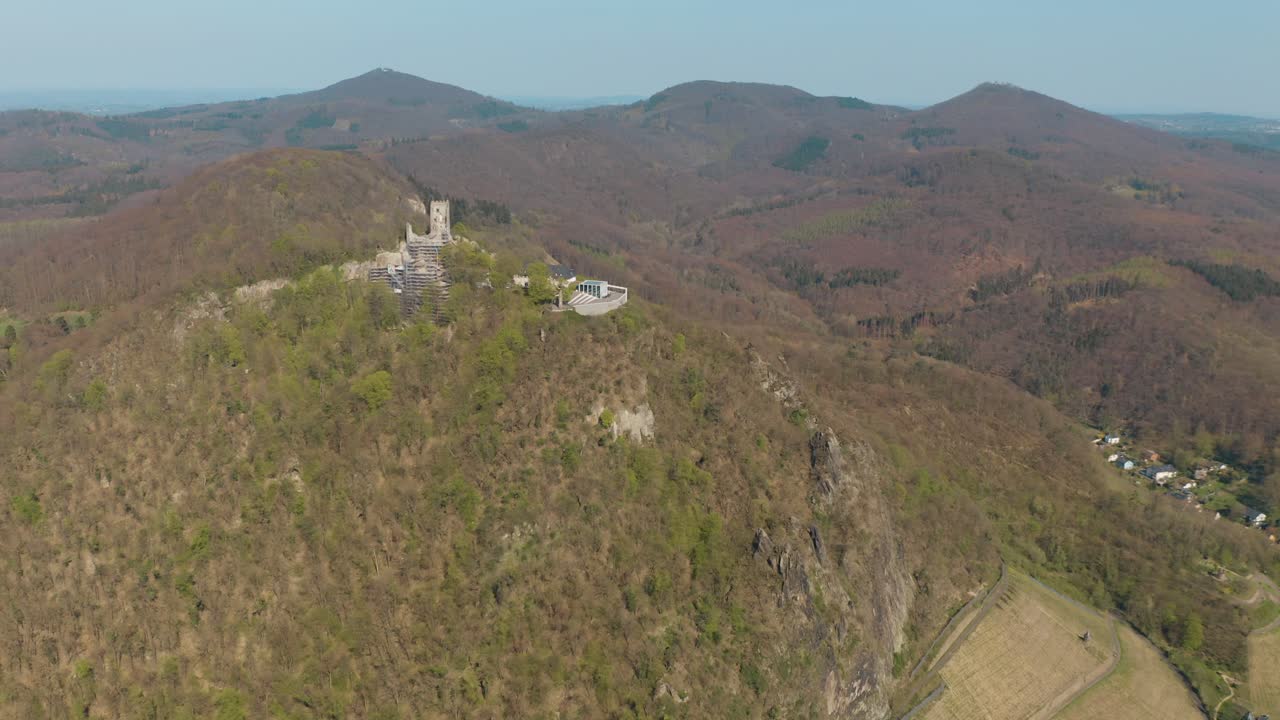 drone - toma aérea de la ruina drachenfels siebengebirge cerca de bonn - königswinter 25p