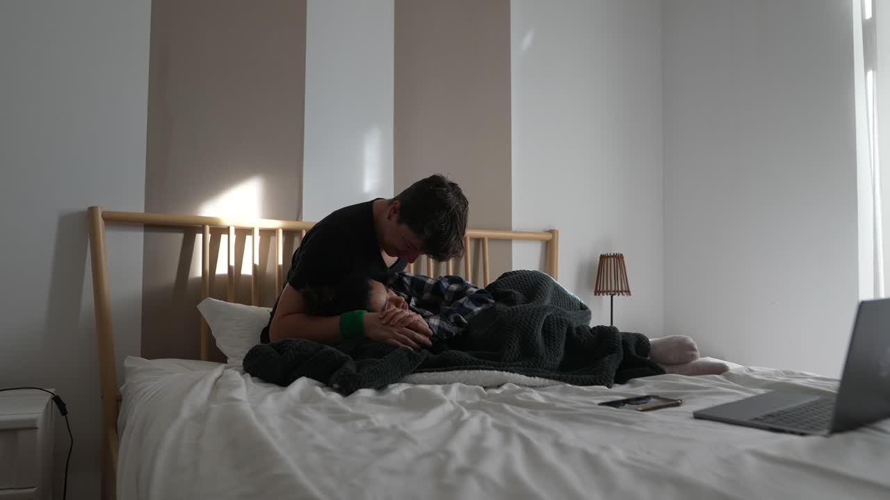 침실에 있는 커플