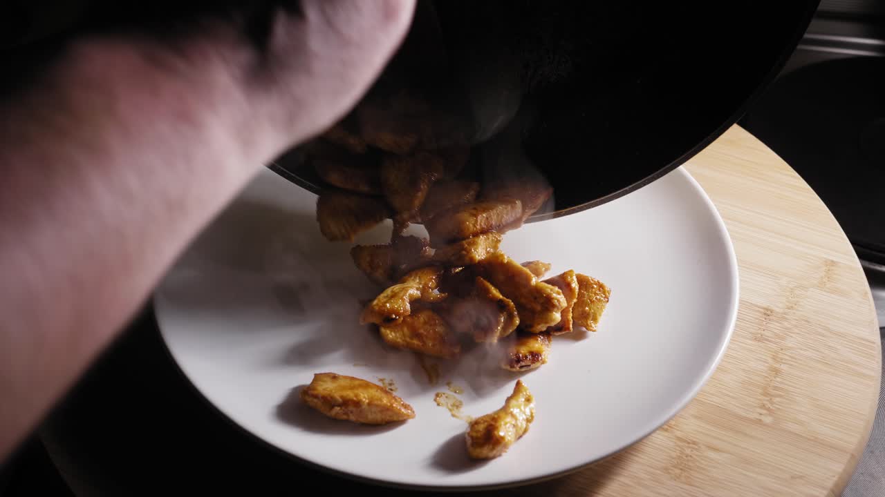 팬에서 접시까지 갓 조리한 닭가슴살