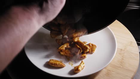 pechuga de pollo recién cocinada de la sartén al plato