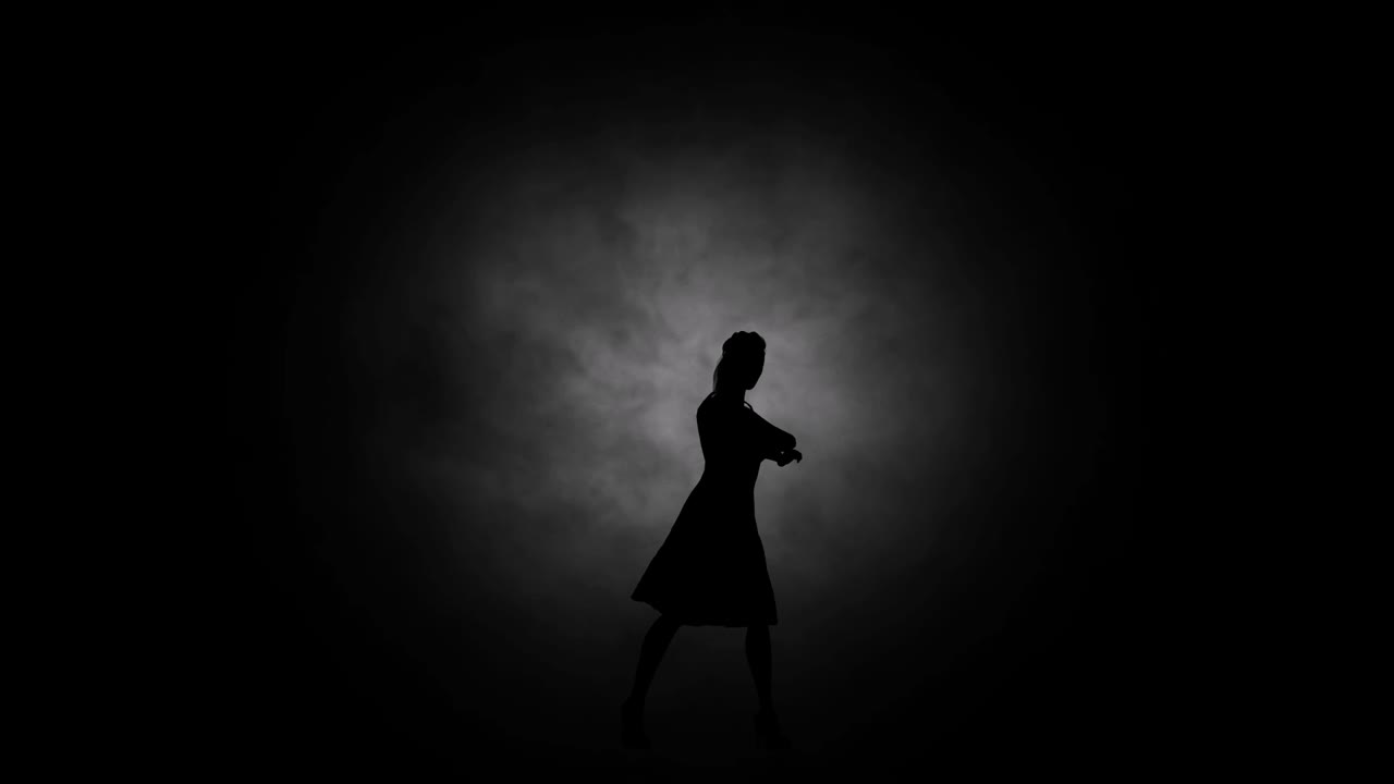 스포트라이트를 배경으로 연기 속에서 우아하고 섹시한 여성의 실루엣이 수행하는 현대 청소년 댄스