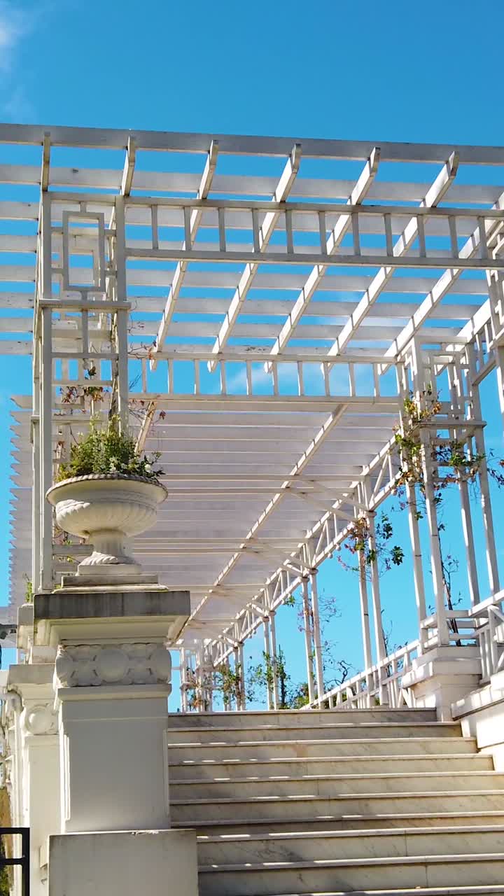 Rosedal, Architettura del Parco Urbano, Buenos Aires, Argentina. Ponte in marmo su uno skyline blu. Verticale.