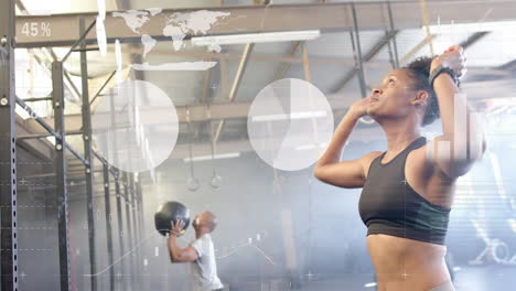 animación de datos en la interfaz sobre mujer afroamericana entrenamiento cruzado con pelota de medicina en el gimnasio