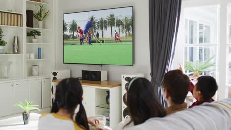 Zusammenstellung-Einer-Glücklichen-Familie,-Die-Zu-Hause-Zusammen-Sitzt-Und-Sich-Ein-Hockeyspiel-Im-Fernsehen-Ansieht