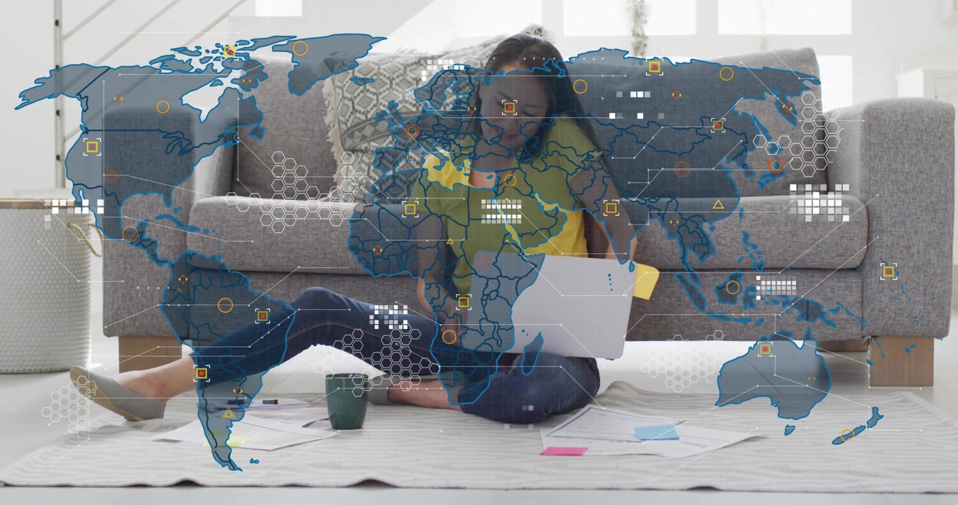 Donna che si sistema su un tappeto e digita sul laptop, con una sovrapposizione di mappa di rete che cresce durante una chiamata con lo smartphone.