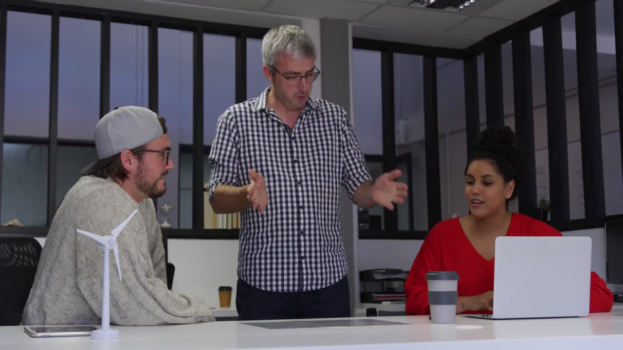 크리에이티브 사무실에서 일하는 두 남성과 한 여성