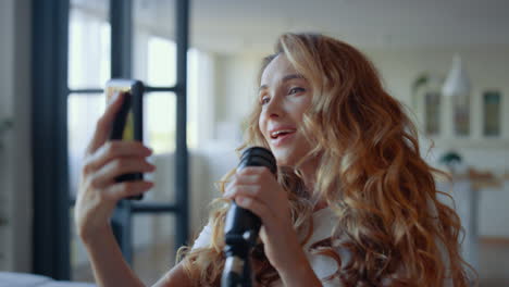 Frau-Mit-Smartphone-Singt-Karaoke.-Sängerin-Lernt-Text-Eines-Neuen-Liedes
