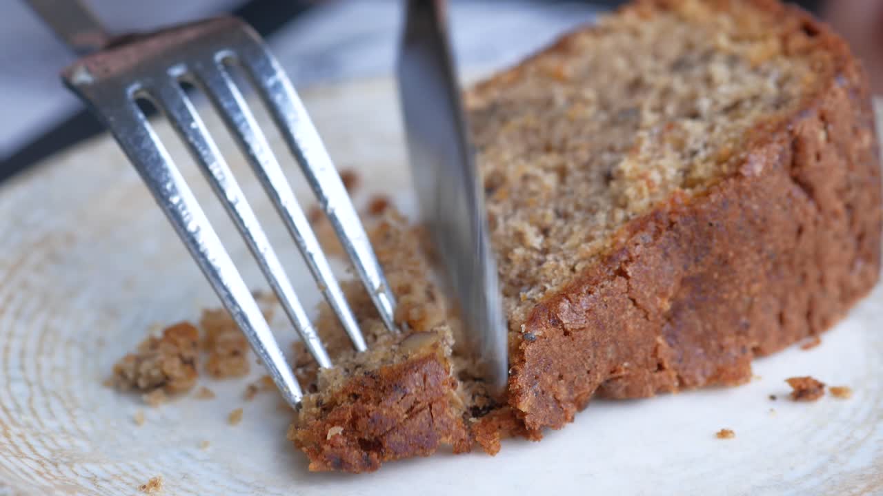 cortando pastel de chocolate con un cuchillo ,