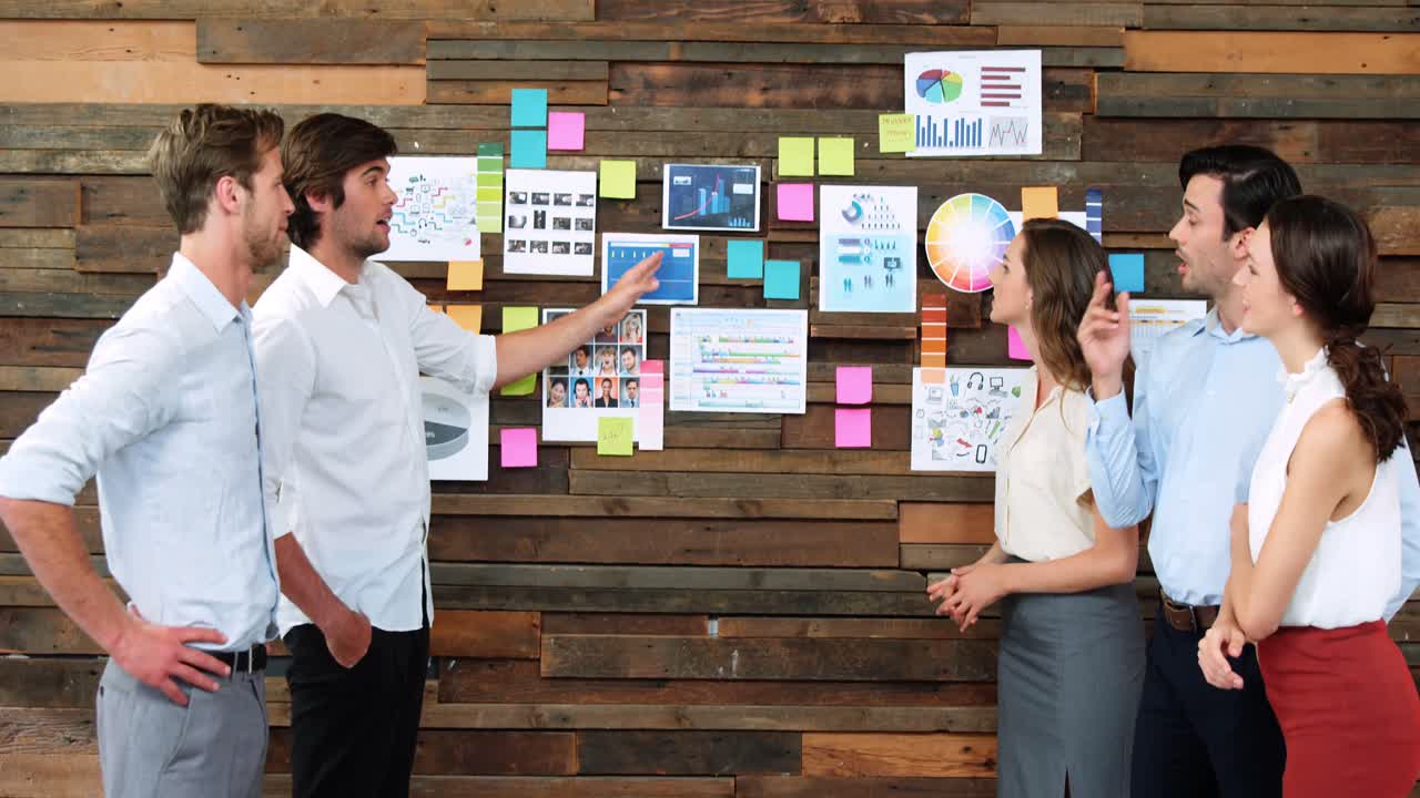 ejecutivos de negocios discutiendo sobre notas adhesivas y gráficos