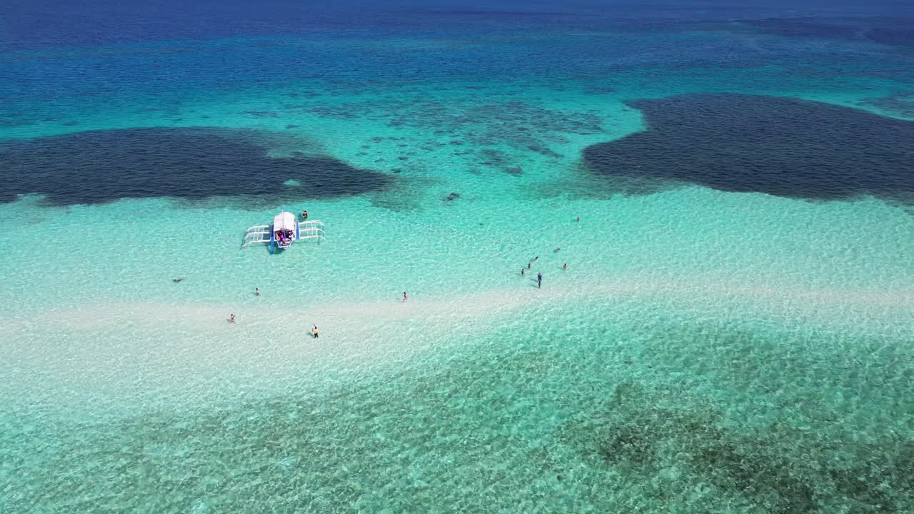 ⁇ 카 보트 는 발라박 팔라완 물 에 있는 열대 해변 의 모래 바 ⁇  에 관광객 들 을 내려놓는다