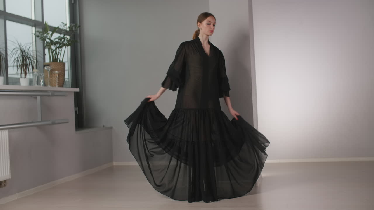 검은 드레스를 입은 발레 댄서